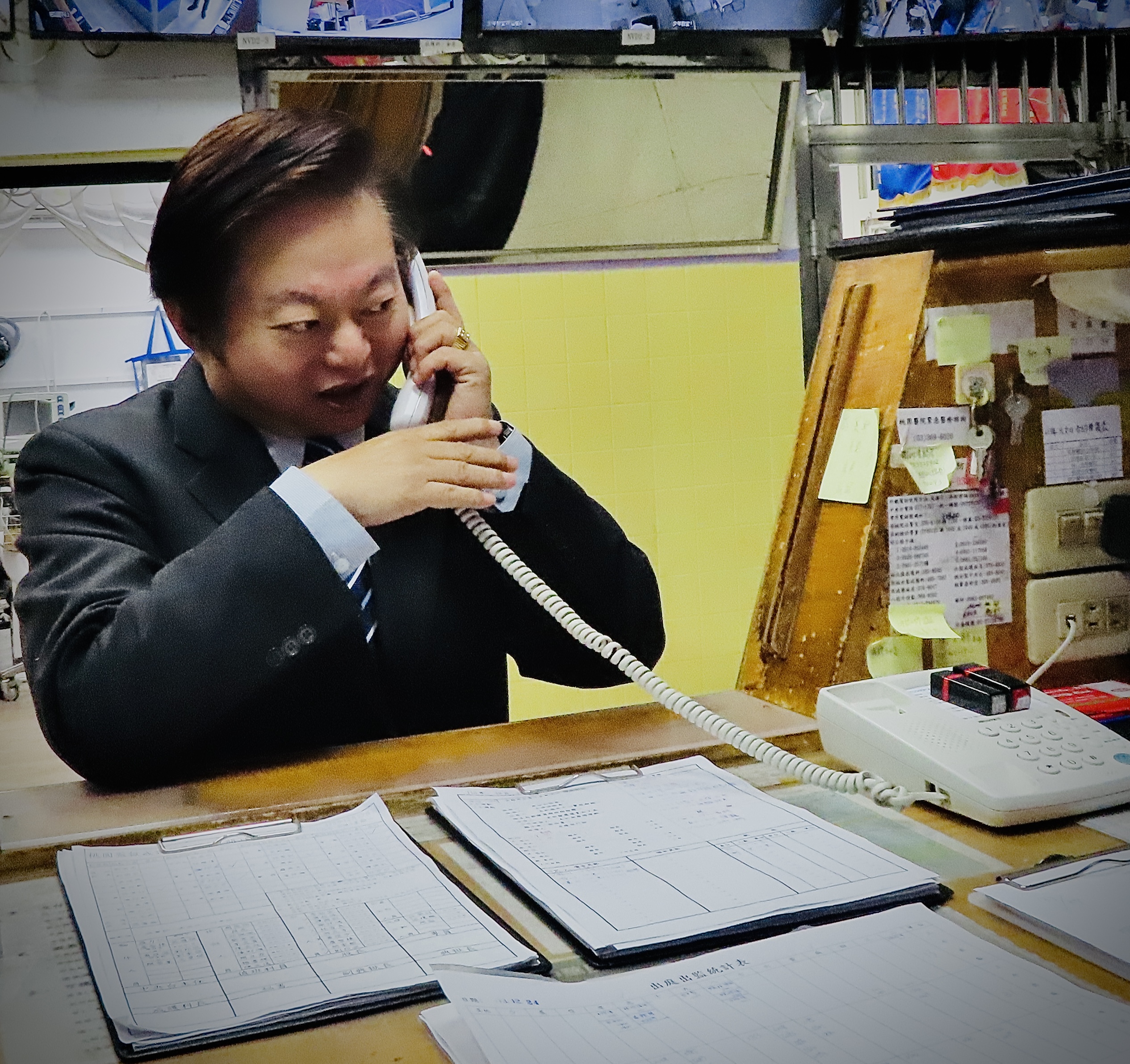 署長與在外戒護收容人住院同仁通話