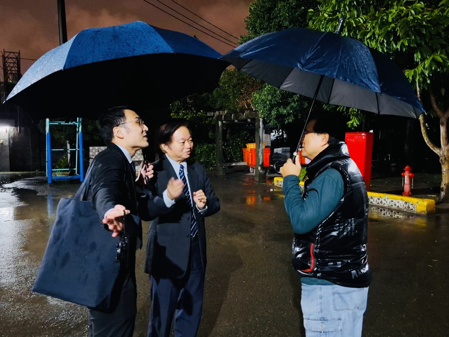 署長一一關心寒夜中值勤的同仁