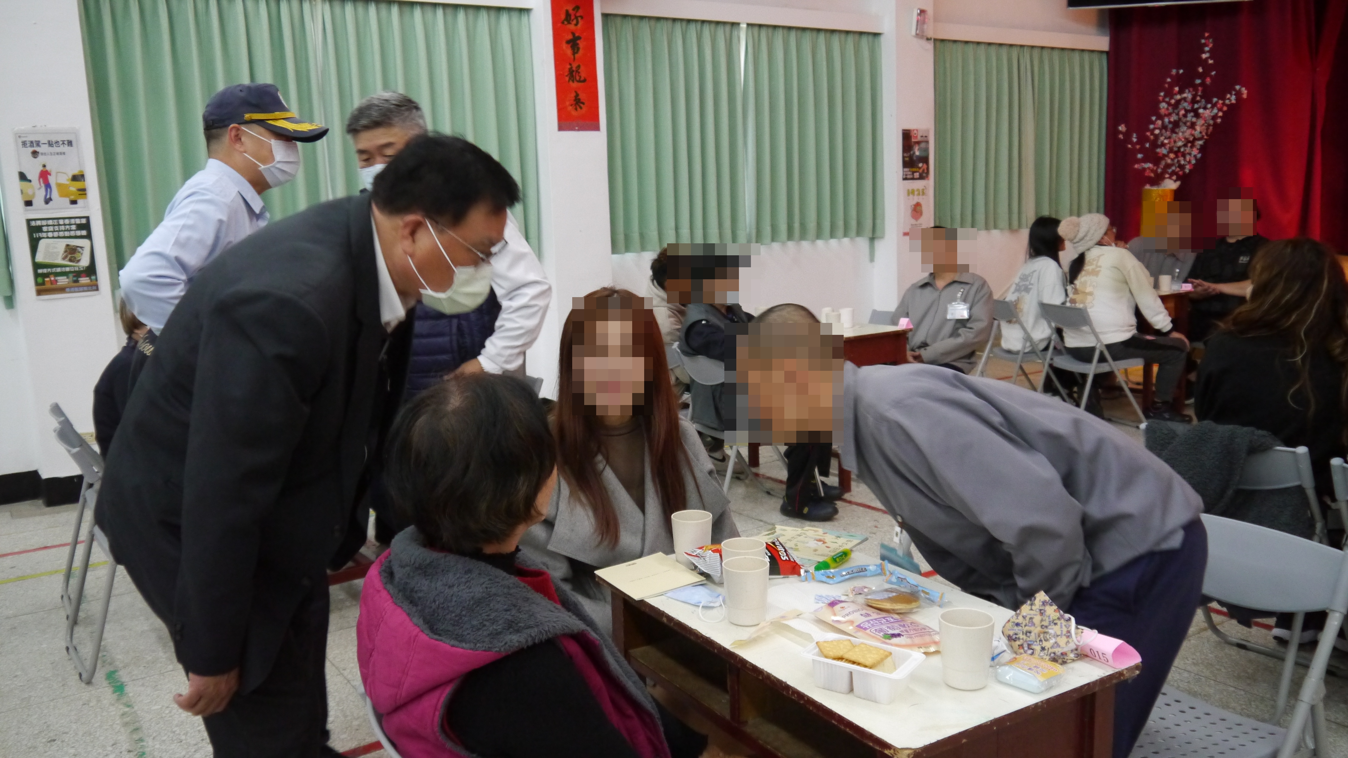 典獄長至各桌慰問收容人家屬