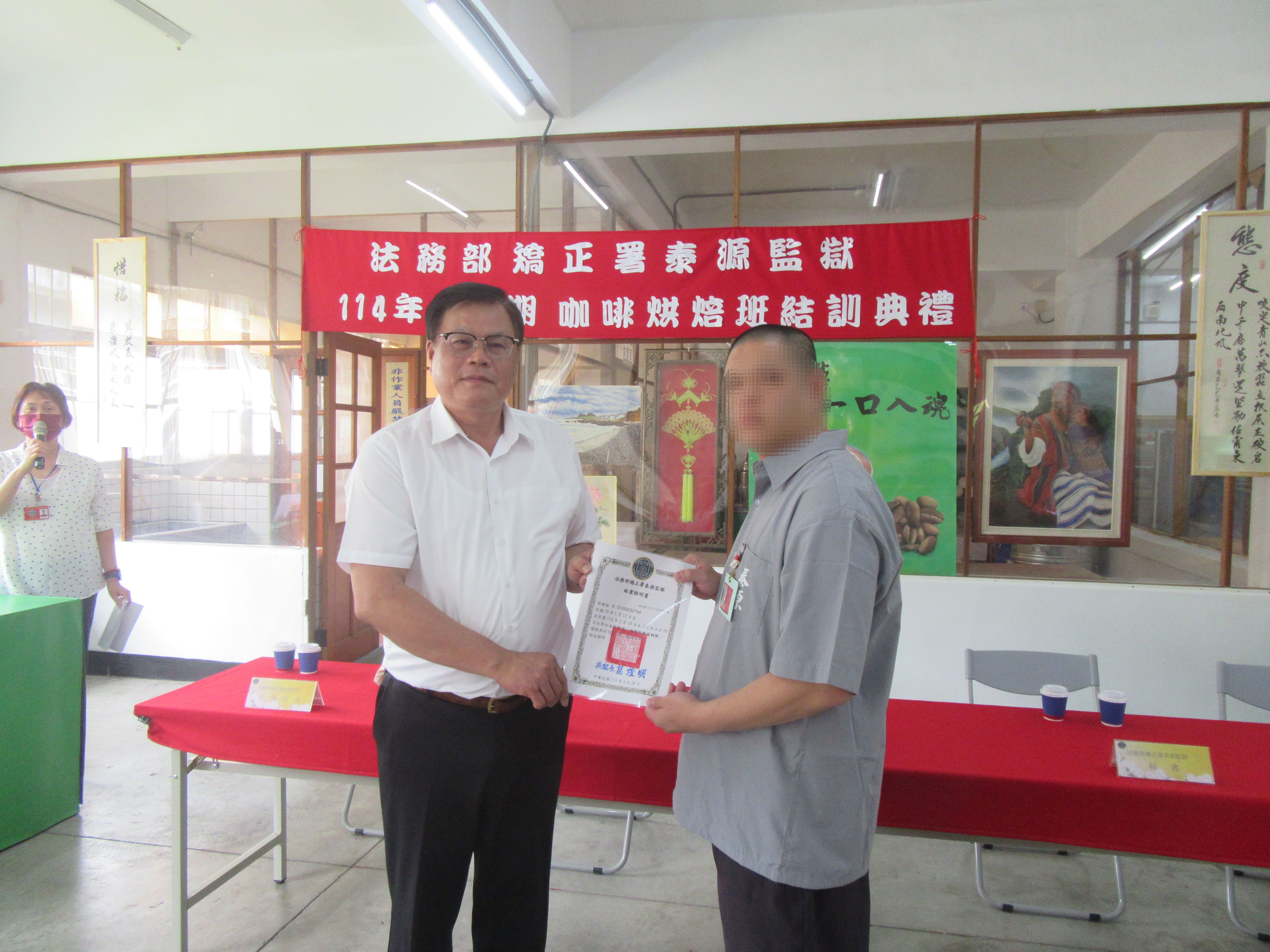 頒發學員代表結業證書